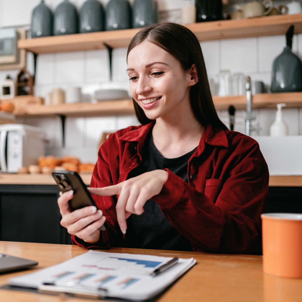Jeune femme d'affaires utilisant un smartphone pour rechercher des informations commerciales
